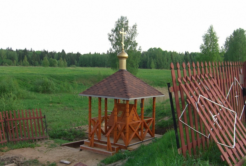 Старинный источник. Святой источник Георгия Победоносца. Родник Яхрома. Купель Георгия Победоносца Истринский район. Исток реки Яхрома Герасимиха.