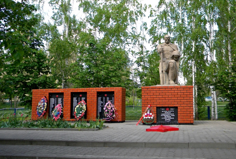 Памятник в селе. Село Варваровка Белгородской области. Варваровка Алексеевский район Белгородская область. Село Варваровка Белгородской области Алексеевского района. Село Варваровка Белгородский район.