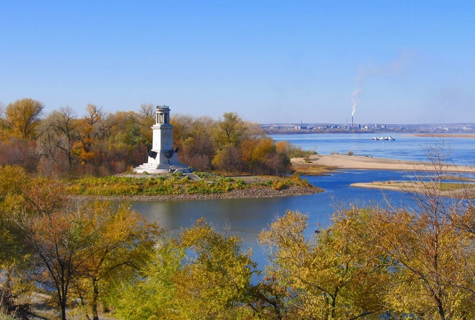 Волгоград красноармейский фото. Волга Волгоград Красноармейский река. Волгодонск судоходный канал Маяк. Осень Волгоград Красноармейский район Волгоград. Маяк на Волге Волгоград.