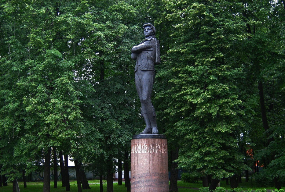 Памятник федору волкову. Памятник Федору Григорьевичу Волкову Ярославль. Памятник Волкову в Ярославле. Памятник Михайло Волкова.