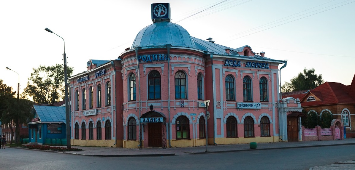 Центр занятости великий устюг. Великий Устюг улица Ленина. Великий Устюг Ленин. ТЦ Прага Великий Устюг. Великий Устюг ул красная сквер.