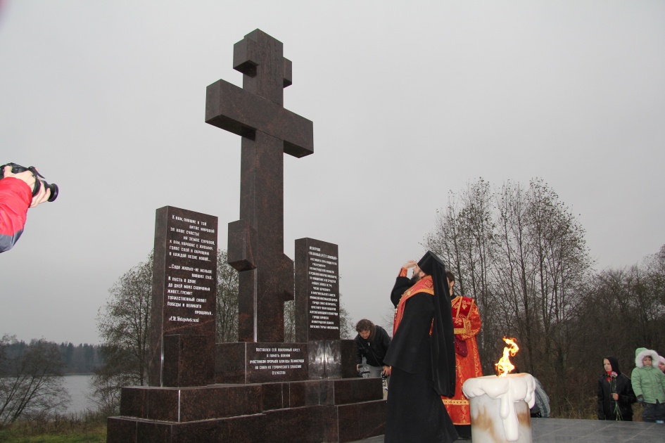 Владимировка донецкая область памятник. Поклонный крест сторожевое прохоровка. Поклонный крест в д. Капустин яр кладбище. Орловская область болховский район братские могилы.